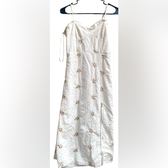 Chic White Floral Dress with Embroidery - Picture 1 of 4